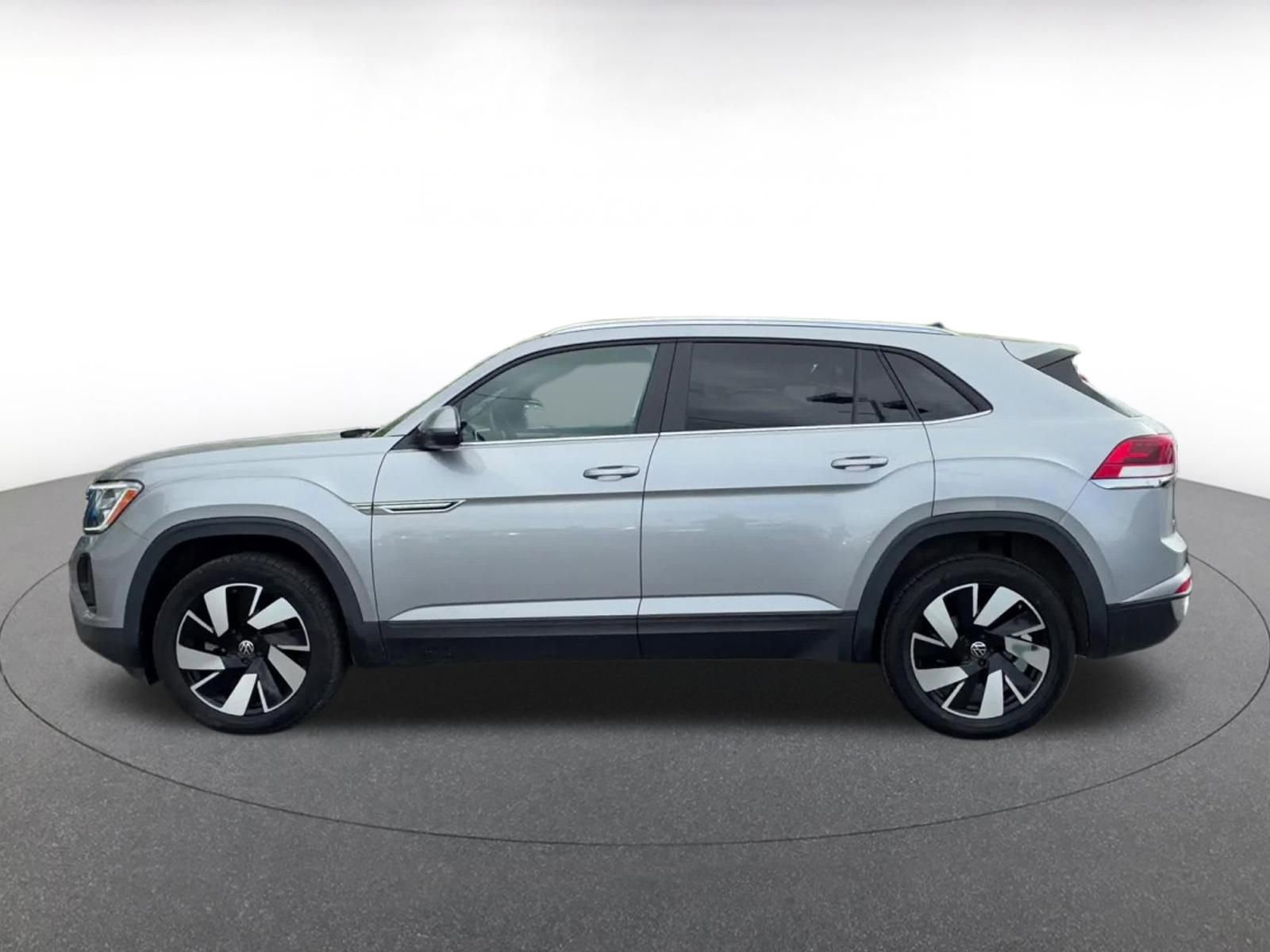 Used 2025 Volkswagen Atlas Cross Sport SE image 9