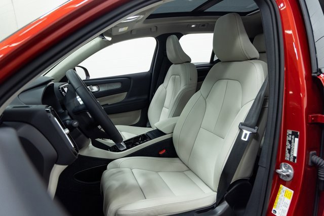 Used 2024 Volvo XC40 B5 Ultimate w/ Protection Package Premier image 9