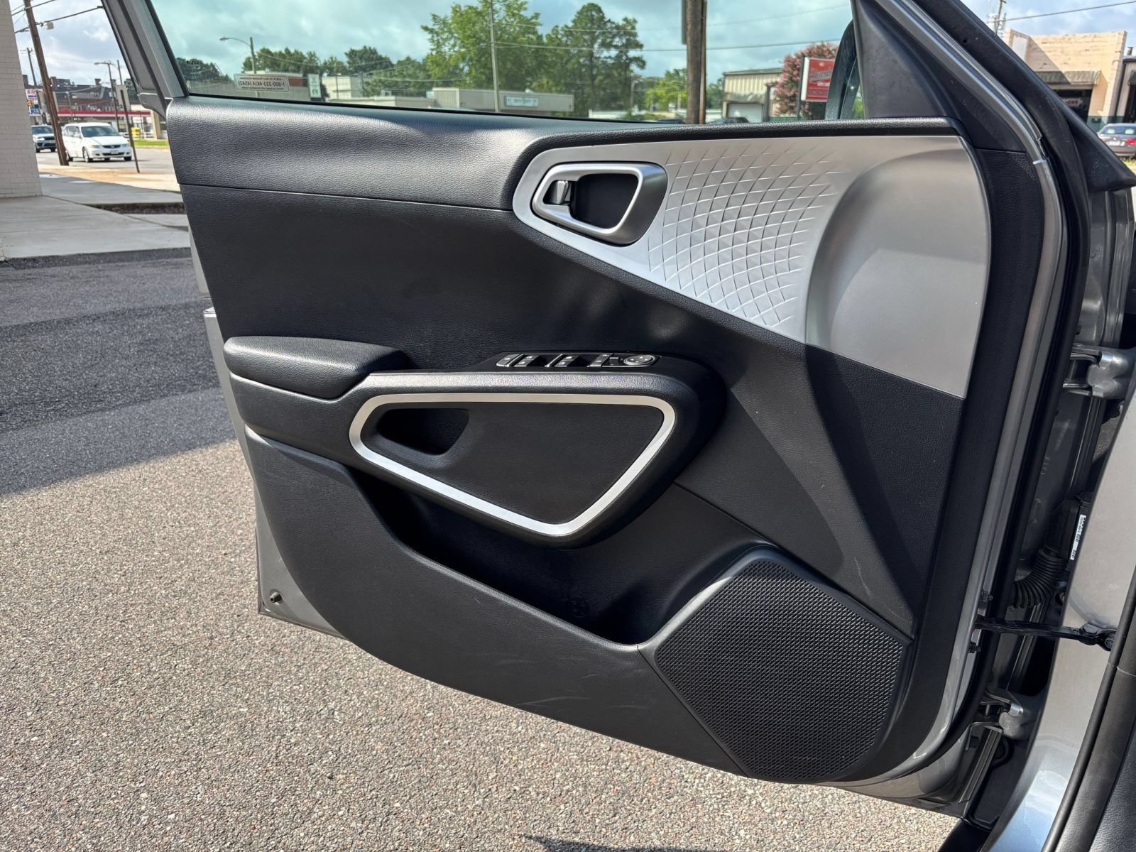 Used 2025 Kia Soul LX w/ LX Technology Package FWD image 15