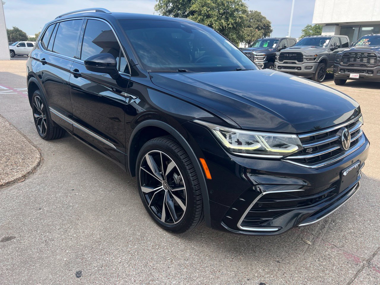 Used 2024 Volkswagen Tiguan SEL R-Line AWD/4WD image 3