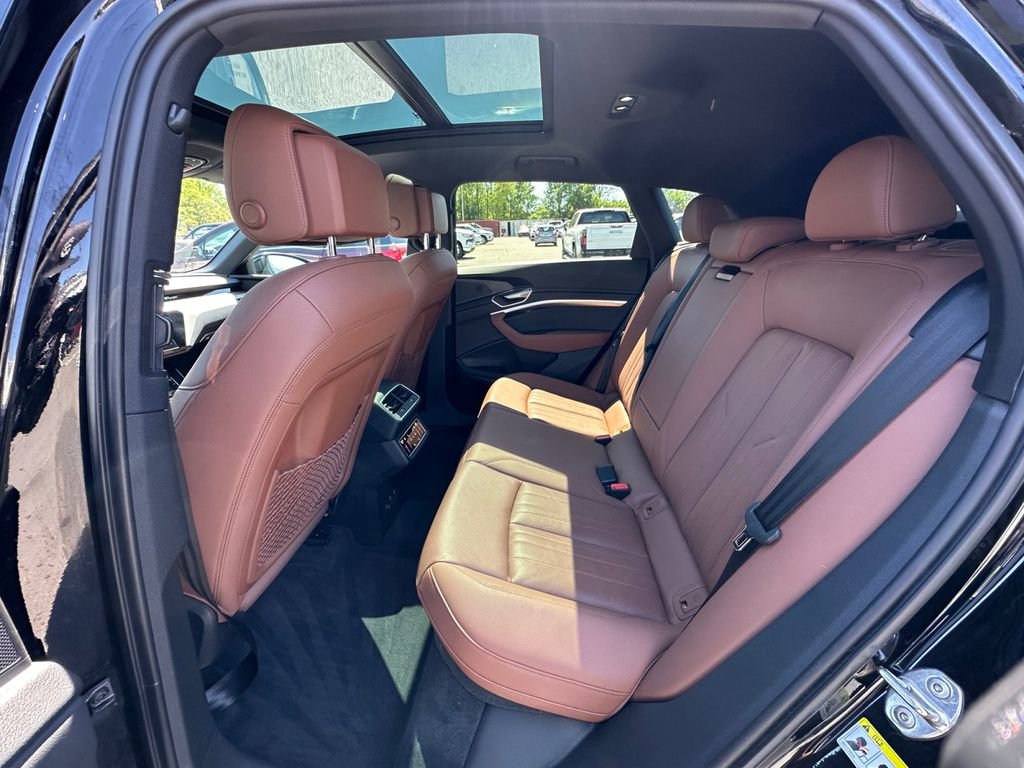 Used 2022 Audi e-tron Premium Plus w/ Premium Plus Package AWD/4WD image 22