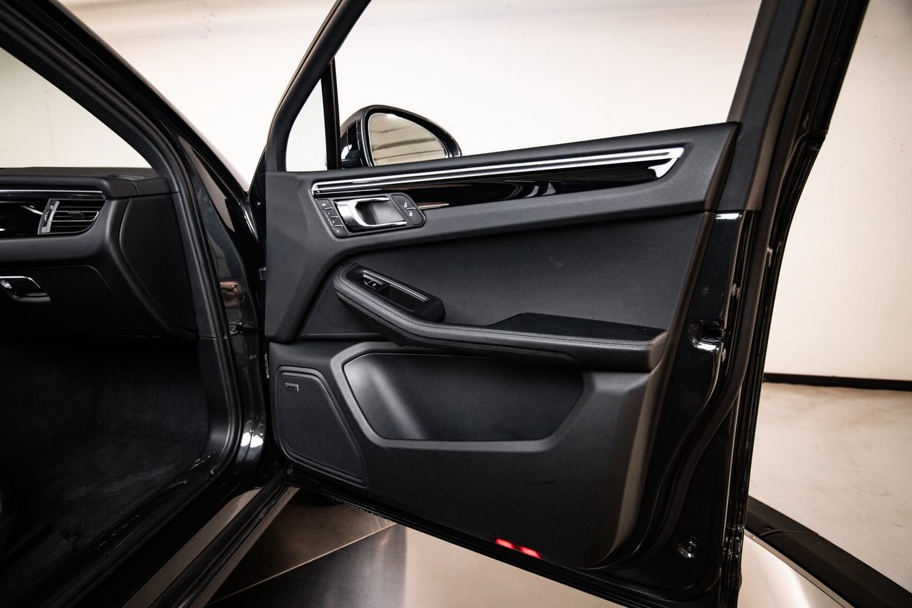 Certified 2022 Porsche Macan AWD/4WD image 27