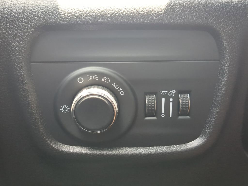 New 2025 Jeep Grand Cherokee Altitude image 19