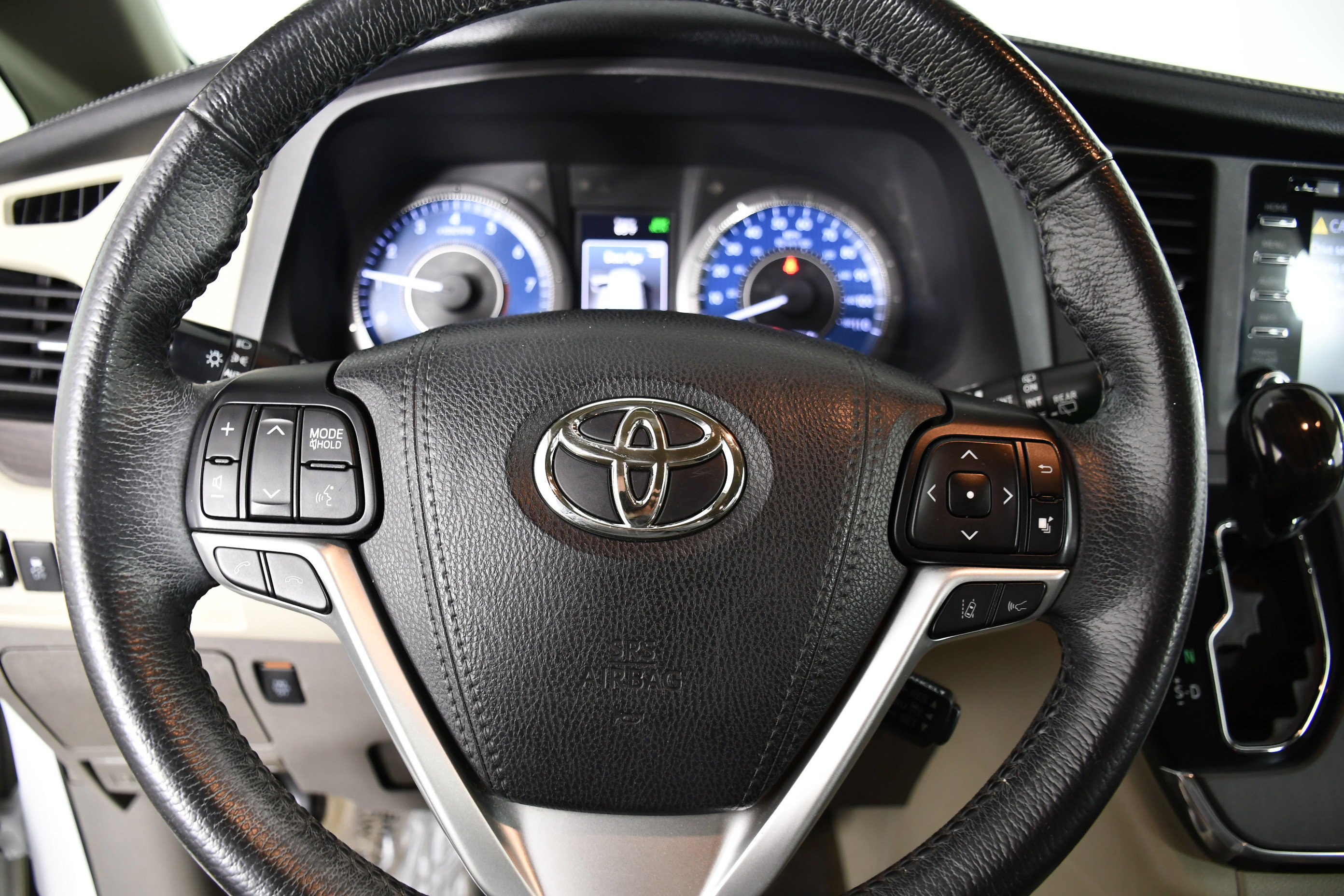 Used 2018 Toyota Sienna XLE FWD image 19