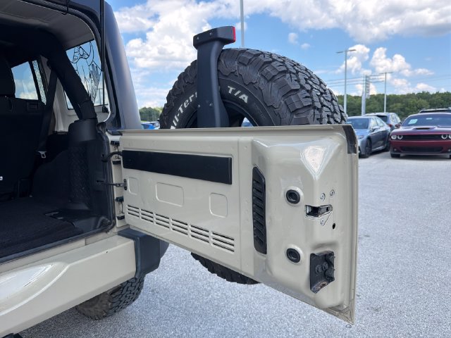 Used 2017 Jeep Wrangler Unlimited Sahara w/ Connectivity Group AWD/4WD image 31