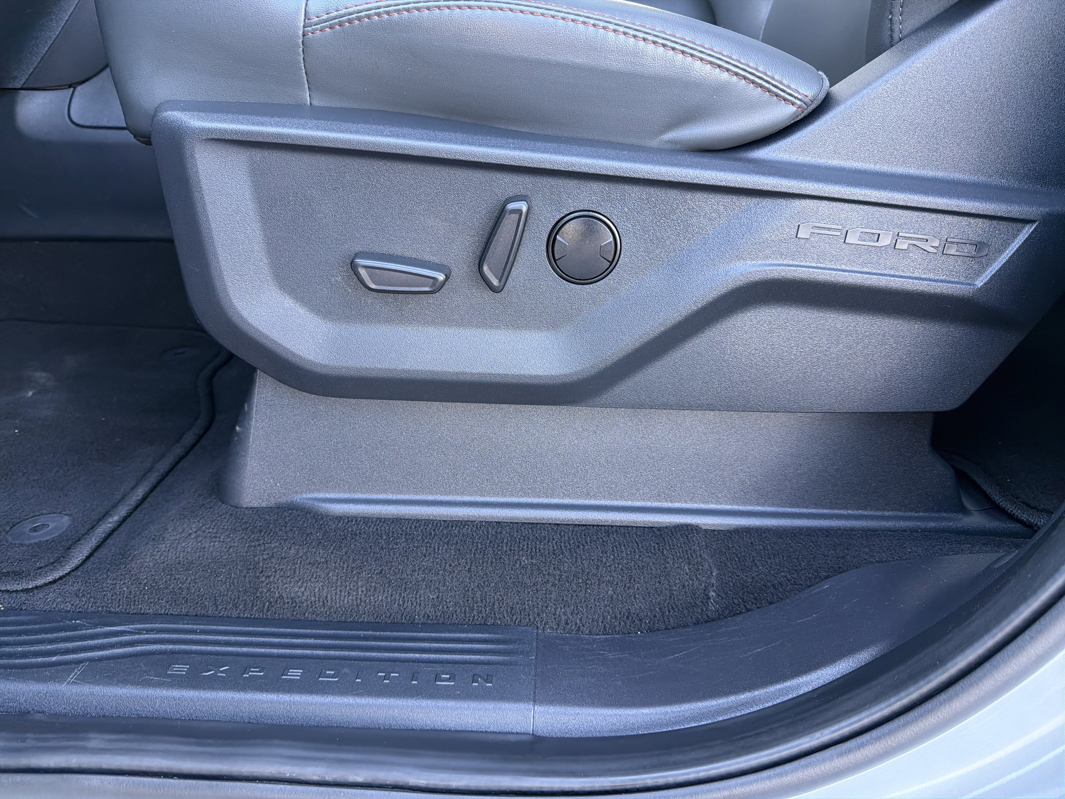 Certified 2025 Ford Expedition Active AWD/4WD image 28