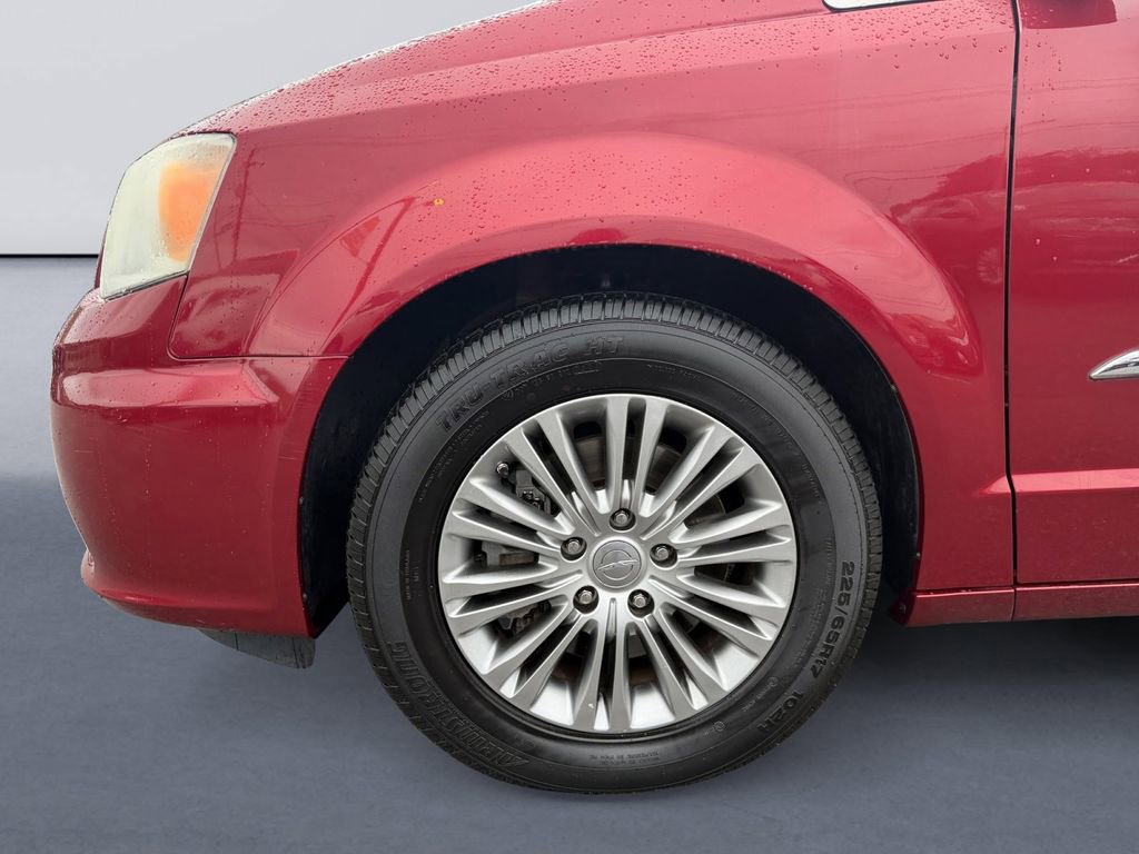 Used 2013 Chrysler Town & Country Touring-L FWD image 9