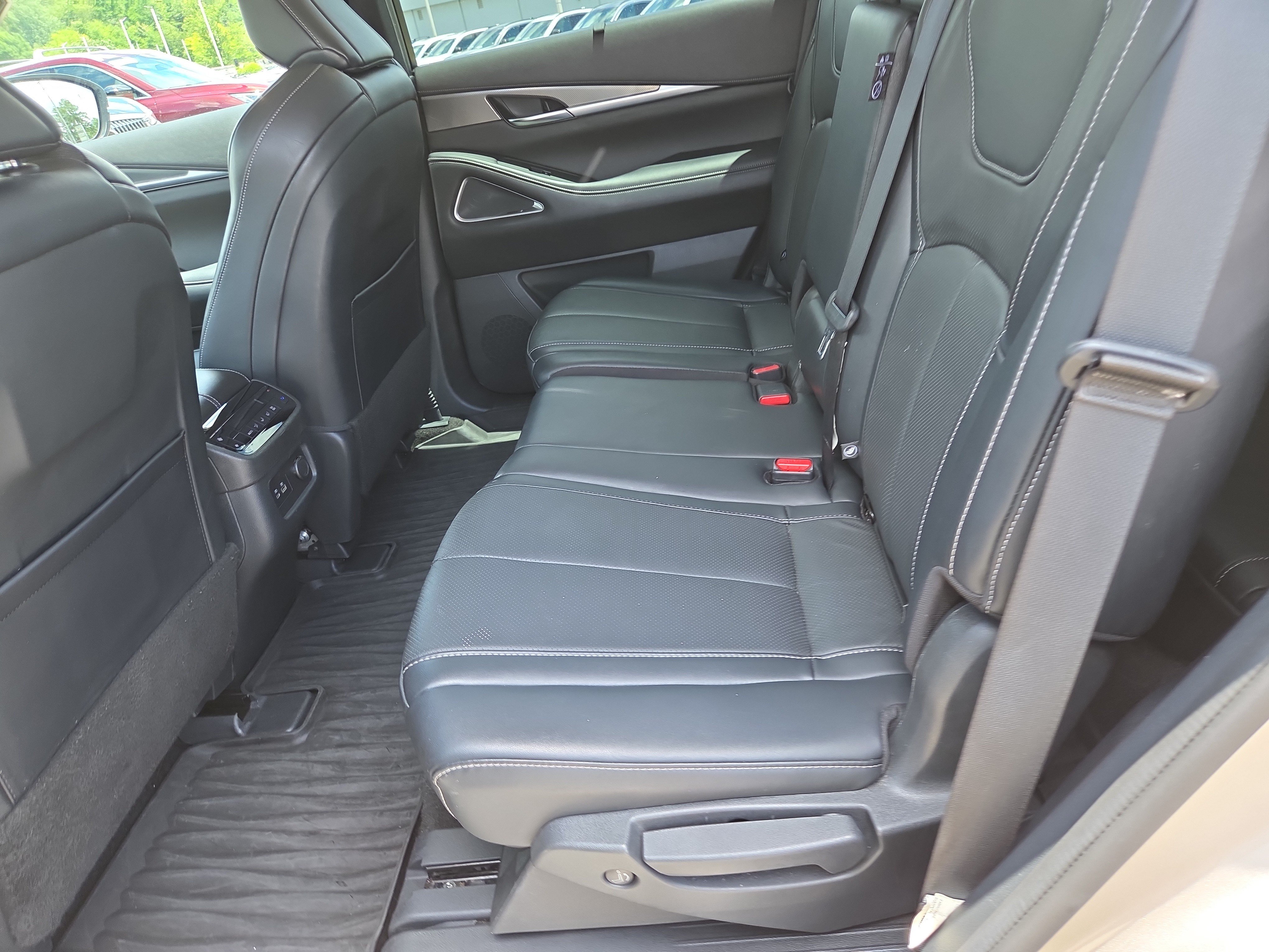 Used 2023 INFINITI QX60 Luxe w/ Performance Audio Package FWD image 7