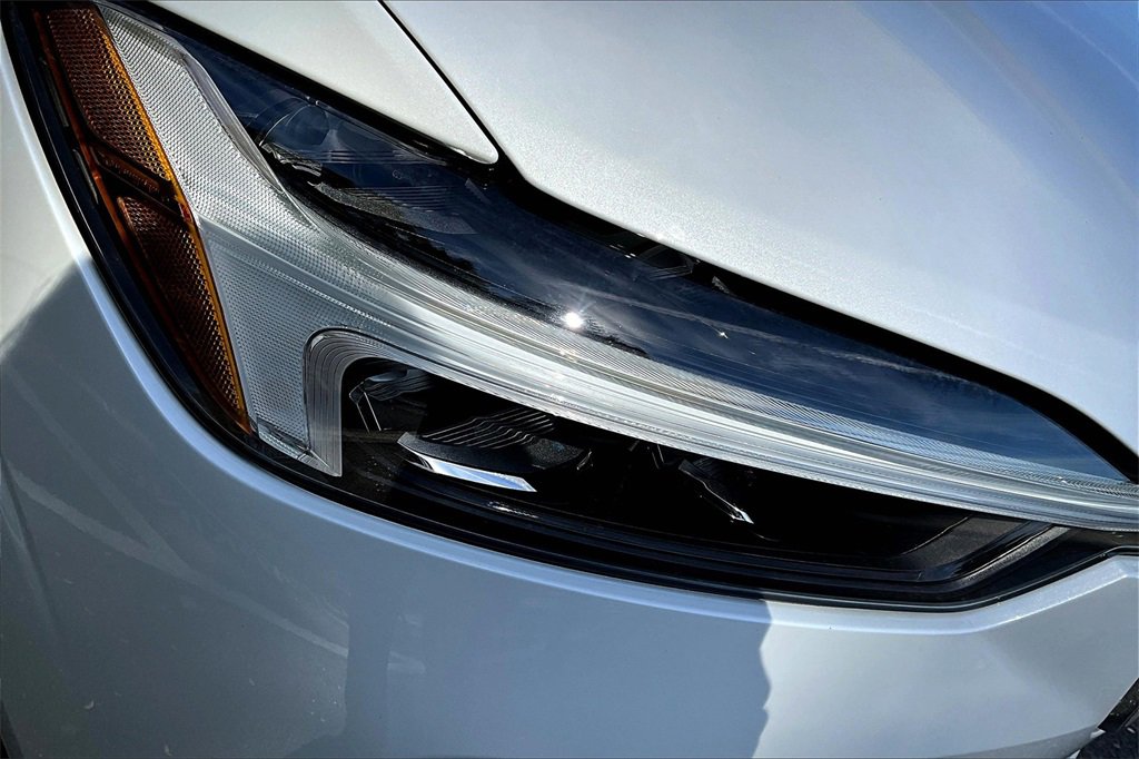 Certified 2022 Volvo XC60 B5 Momentum image 26