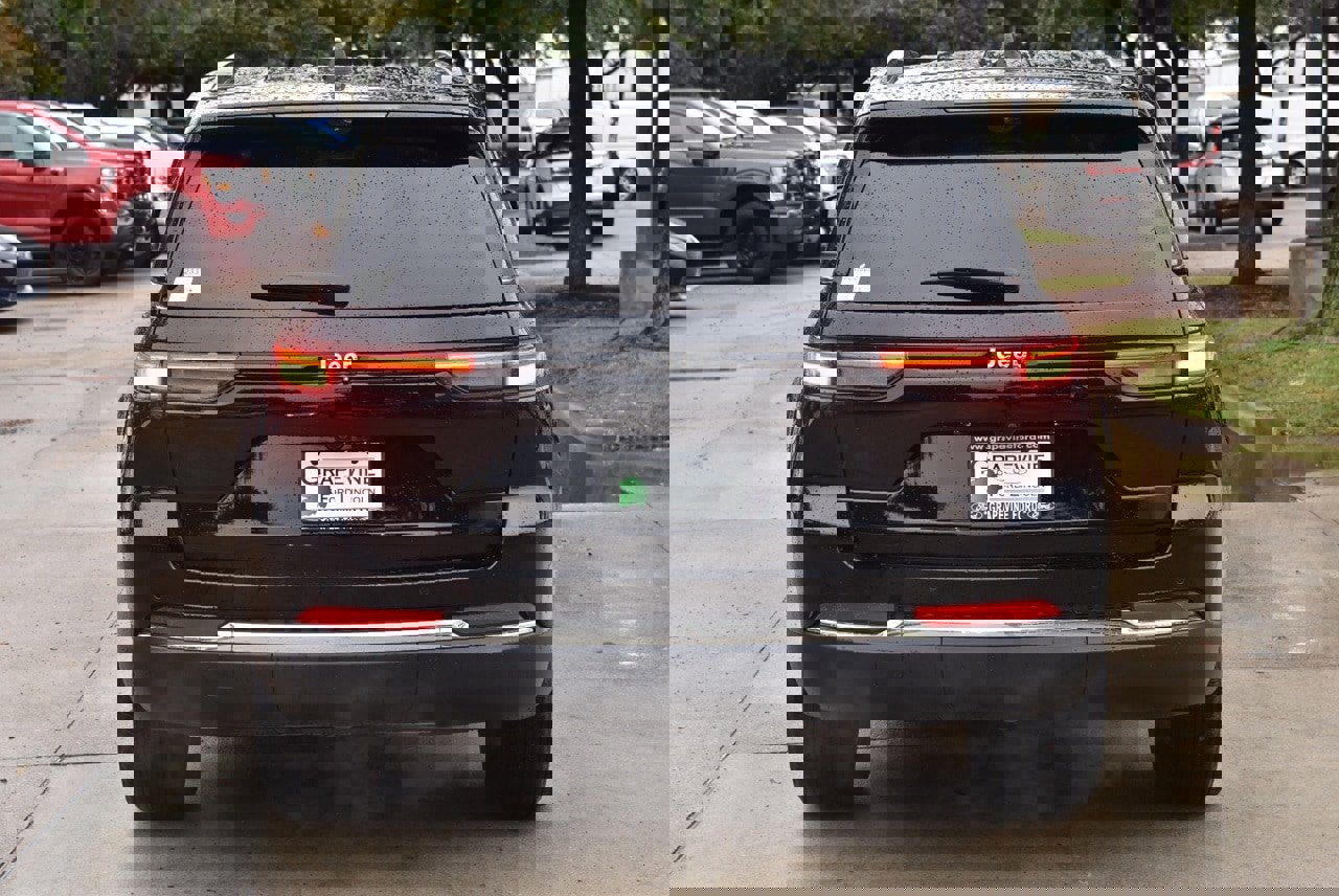 Used 2023 Jeep Grand Cherokee Limited w/ Luxury Tech Group II image 9