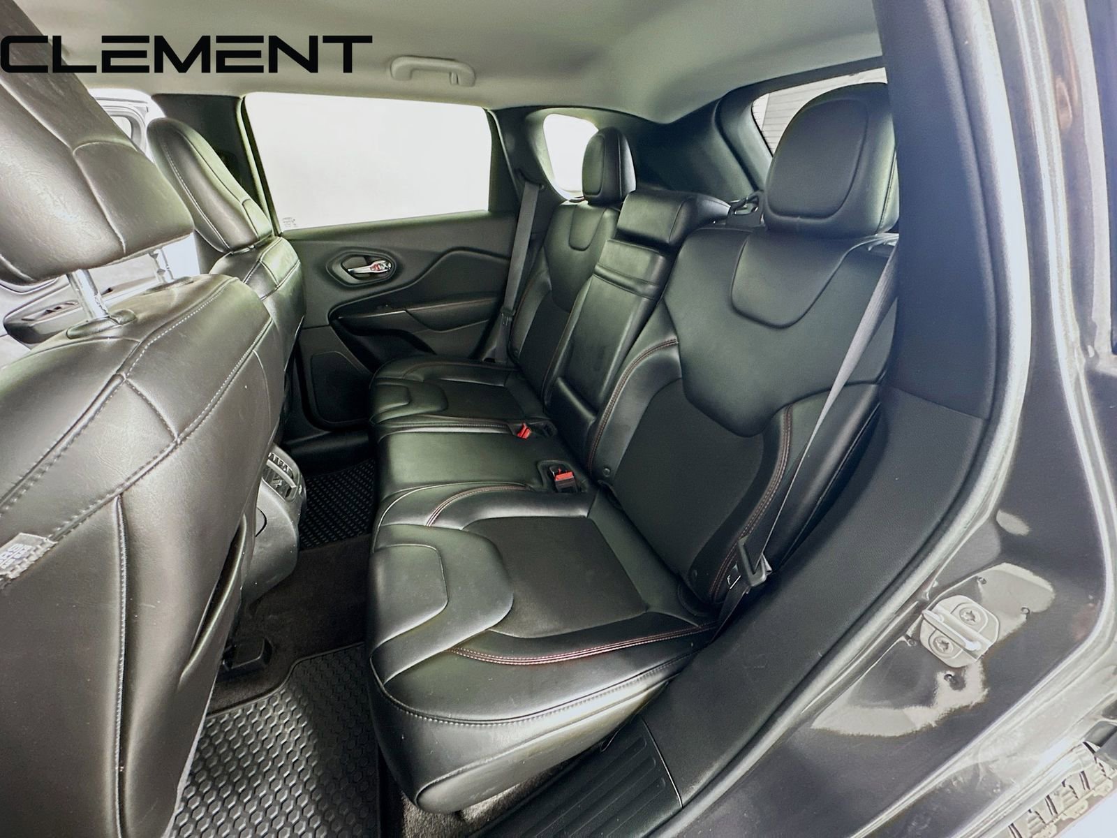 Used 2019 Jeep Cherokee Trailhawk w/ Cold Weather Group image 32