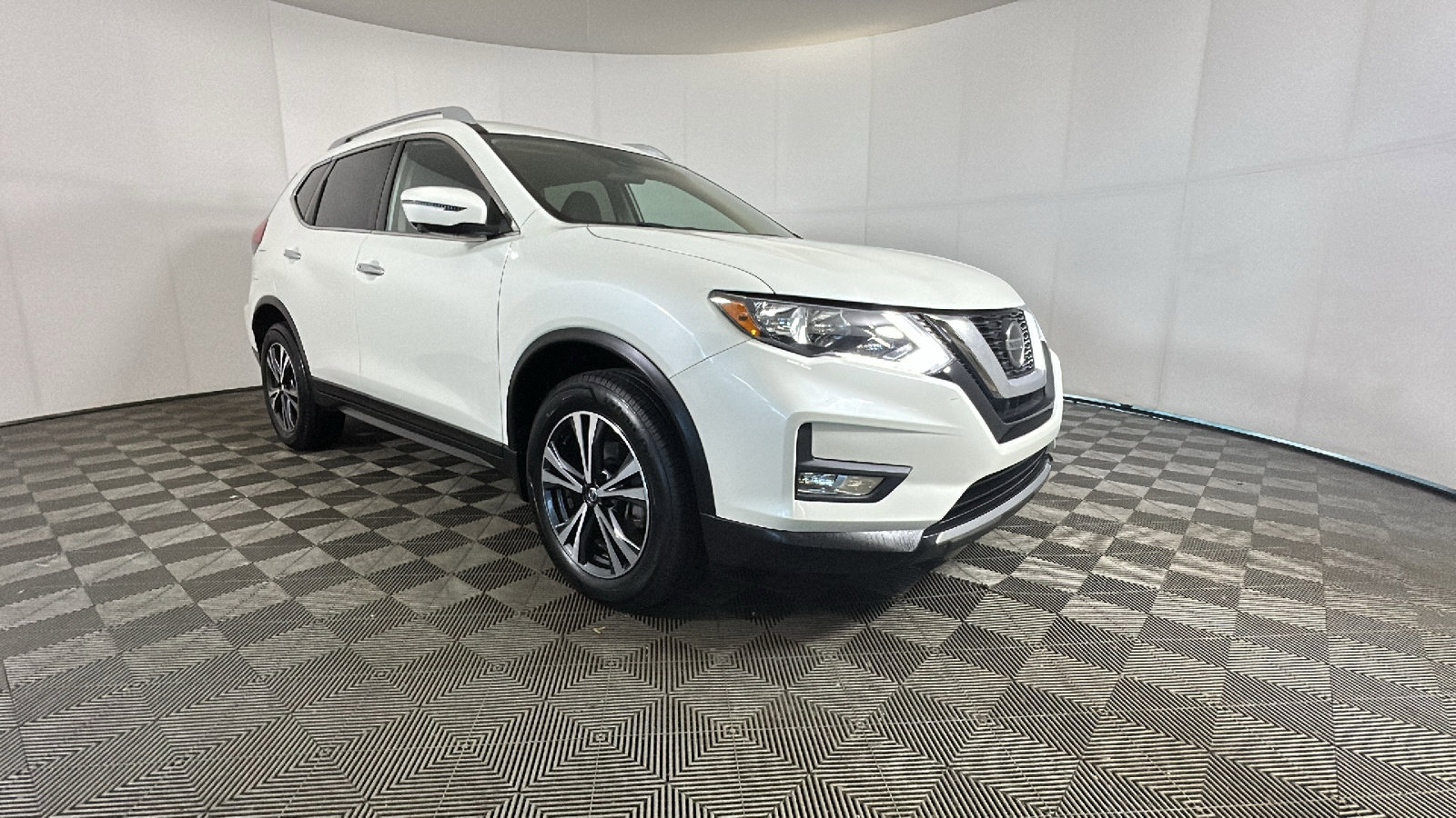 Used 2020 Nissan Rogue SV AWD/4WD image 2