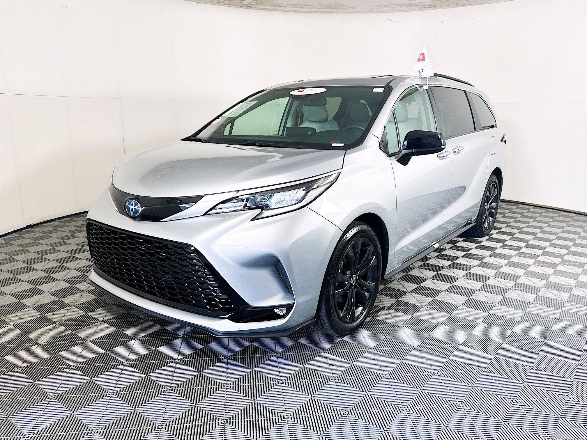 Certified 2023 Toyota Sienna XSE w/ XSE Plus Package FWD image 7