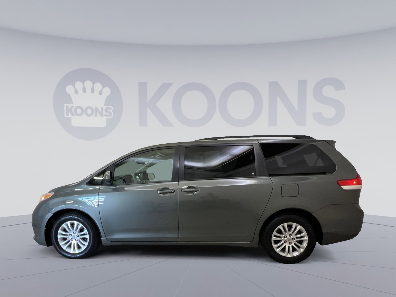 Used 2013 Toyota Sienna XLE FWD image 5