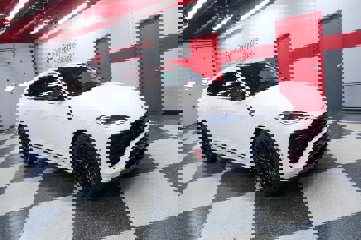 Used 2025 Lamborghini Urus SE image 3