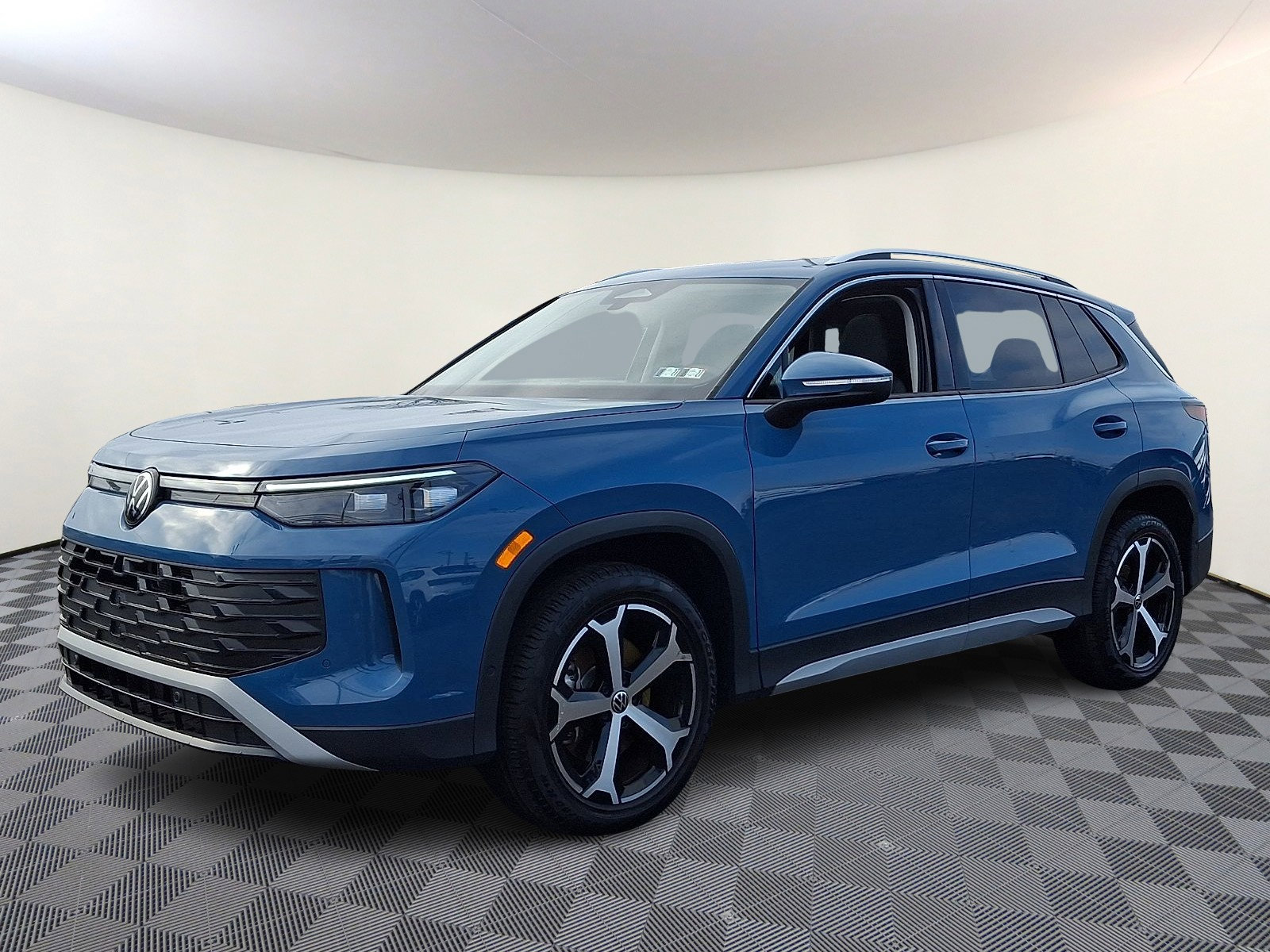 Used 2025 Volkswagen Tiguan SE AWD/4WD image 3