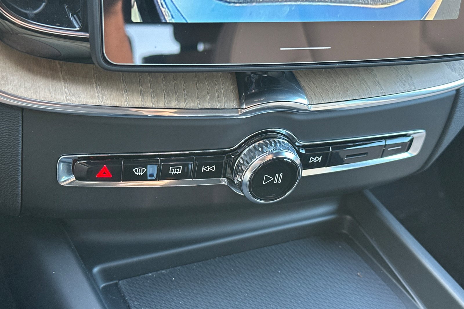 New 2026 Volvo XC60 B5 Plus w/ Climate Package image 18