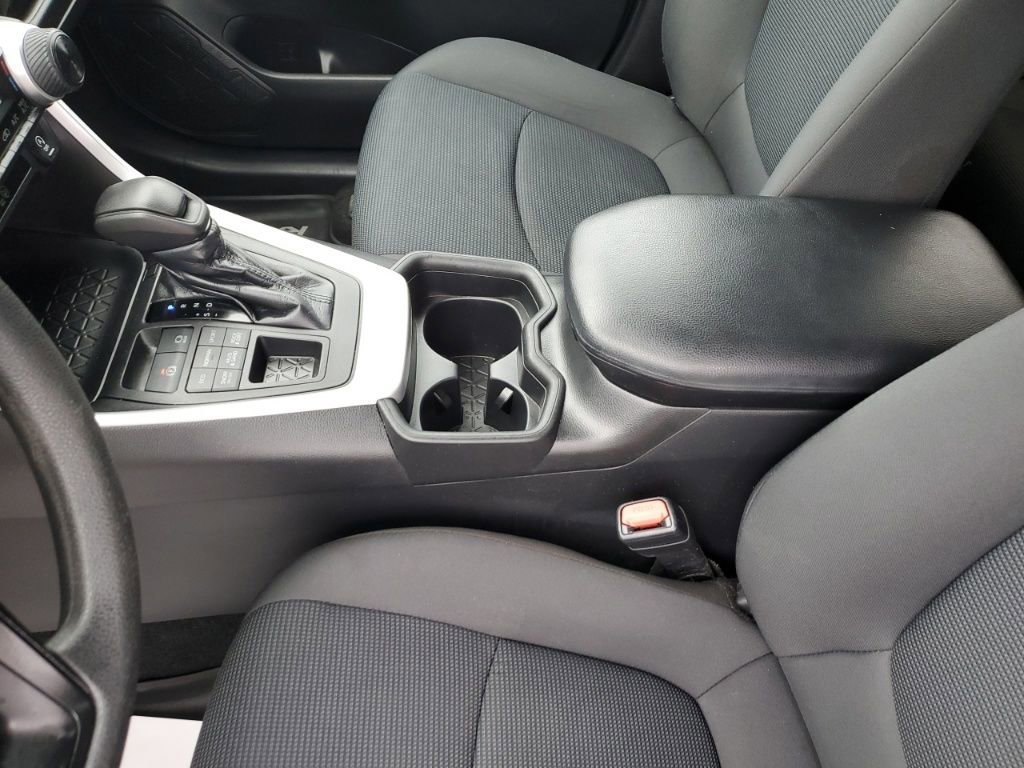 Used 2021 Toyota RAV4 LE image 27