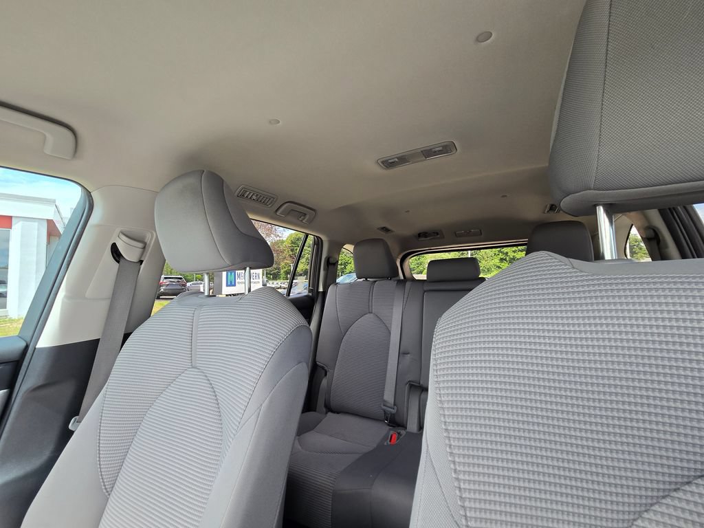 Used 2024 Toyota Highlander LE FWD image 27