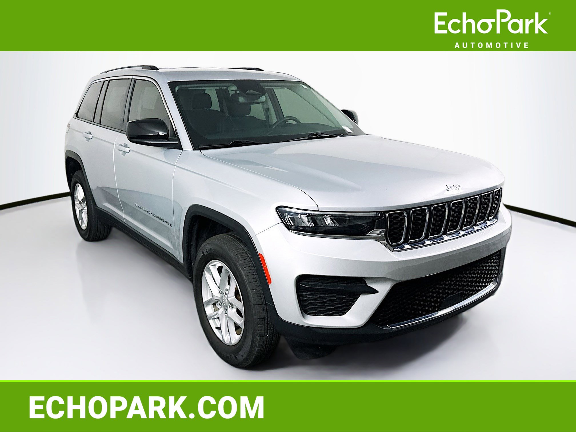 Used 2023 Jeep Grand Cherokee Laredo image 1