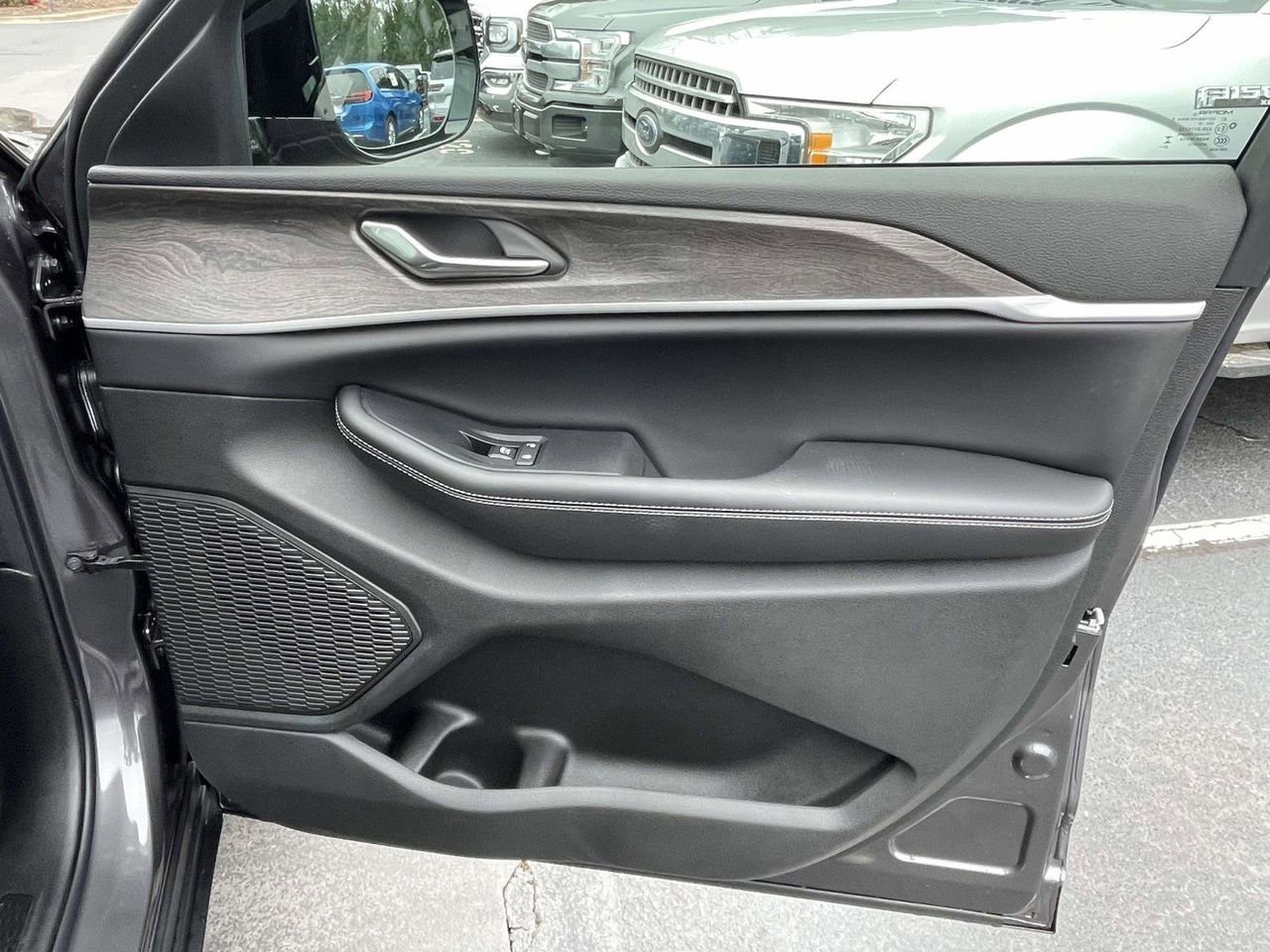 New 2025 Jeep Grand Cherokee L Limited image 17