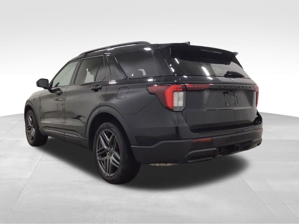 Used 2025 Ford Explorer ST-Line w/ ST-Line Street Pack AWD/4WD image 3