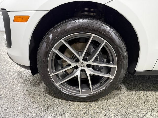 Used 2023 Porsche Macan AWD/4WD image 29
