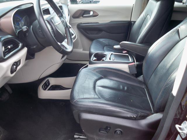 Used 2017 Chrysler Pacifica Touring-L Plus w/ Tire & Wheel Group image 9