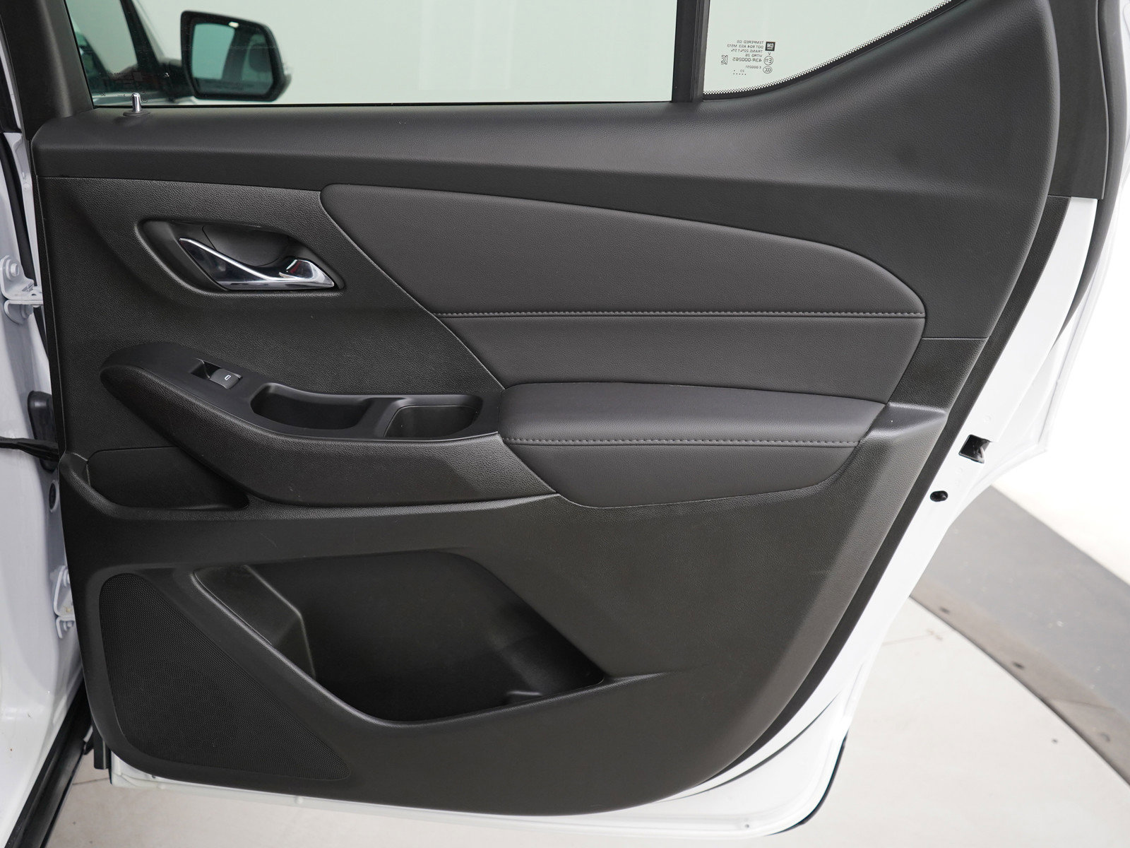 Used 2024 Chevrolet Traverse LT w/ Rear Camera Mirror Package image 15