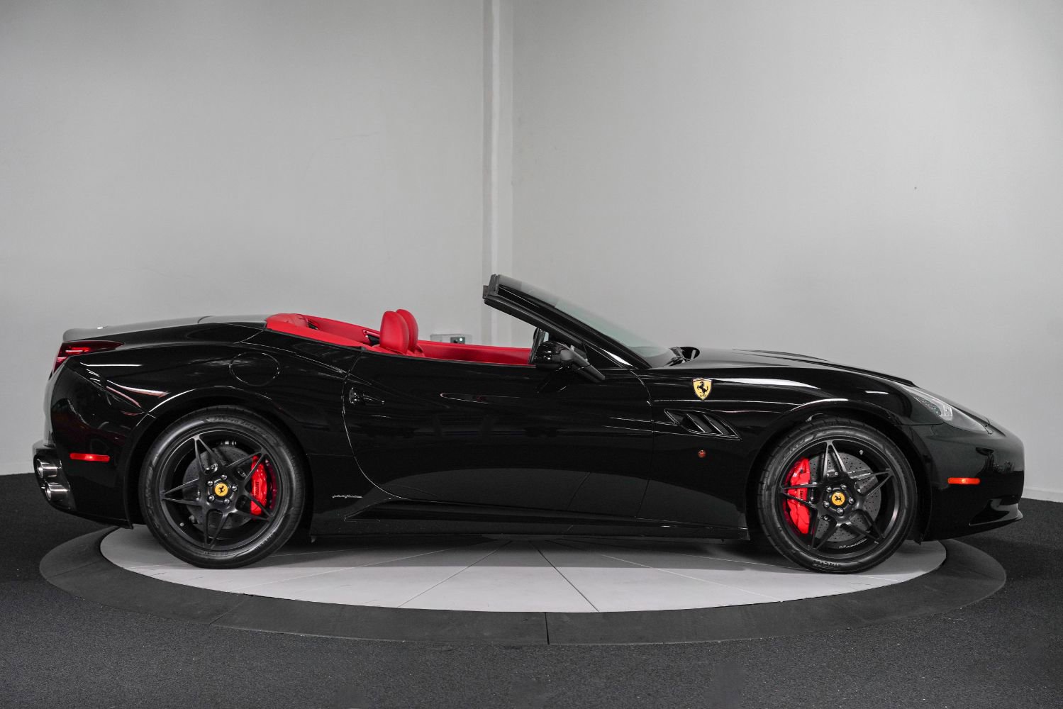 Used 2010 Ferrari California RWD image 12