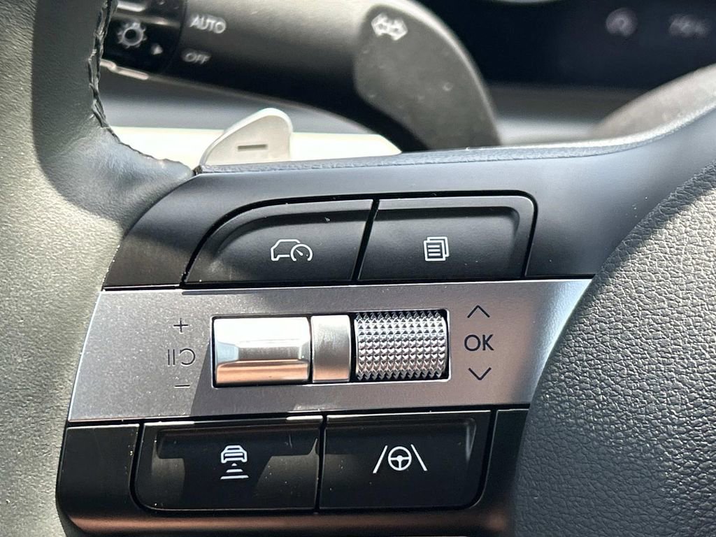 Certified 2025 Hyundai Tucson Limited AWD/4WD image 32