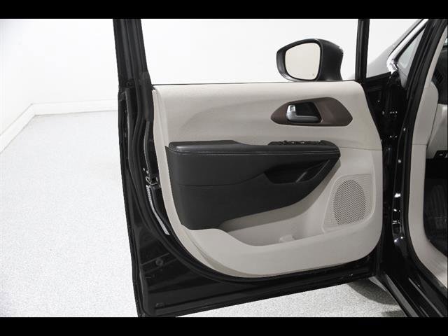 Used 2024 Chrysler Voyager LX image 4