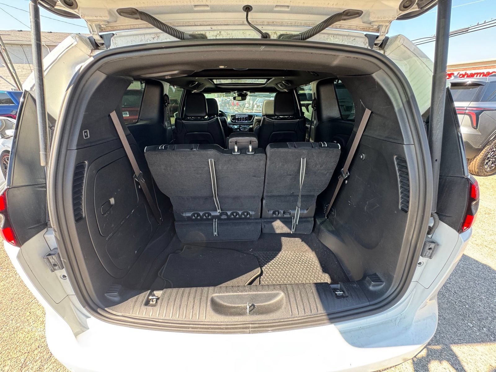 Used 2022 Chrysler Pacifica Limited w/ Uconnect Theater Family Group FWD image 31