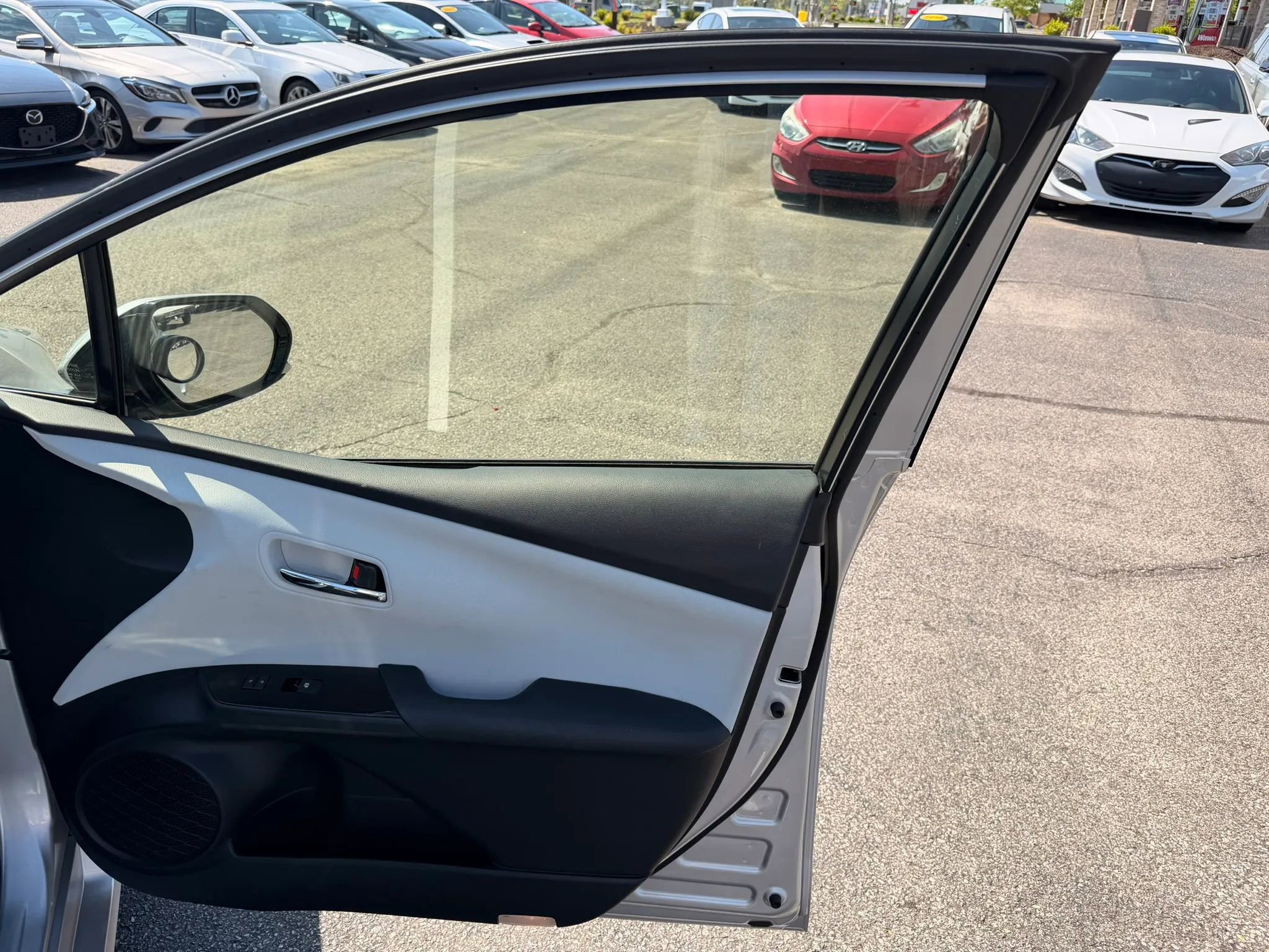 Used 2016 Toyota Prius Three w/ Advanced Technology Package FWD image 19