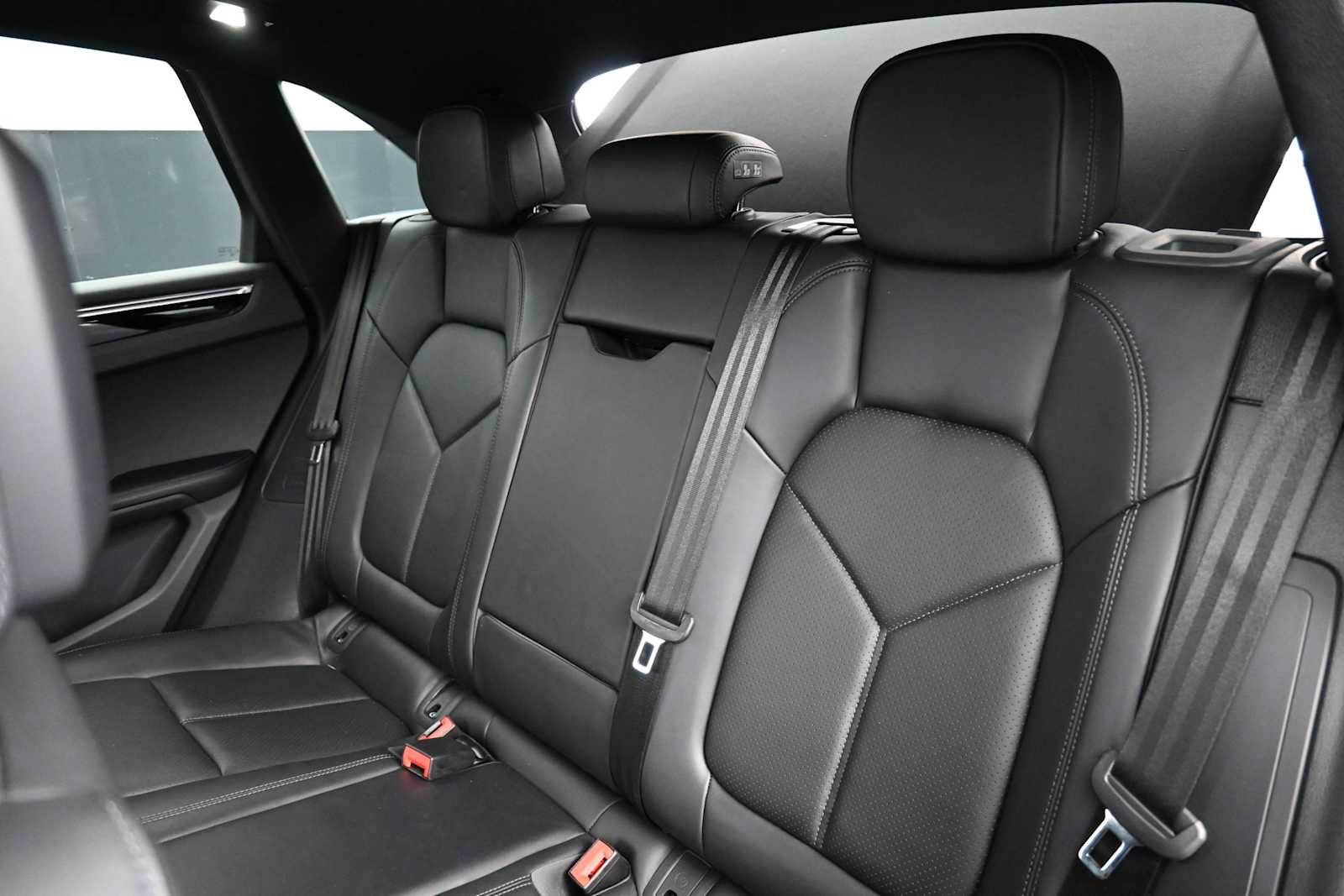 Certified 2024 Porsche Macan AWD/4WD image 16