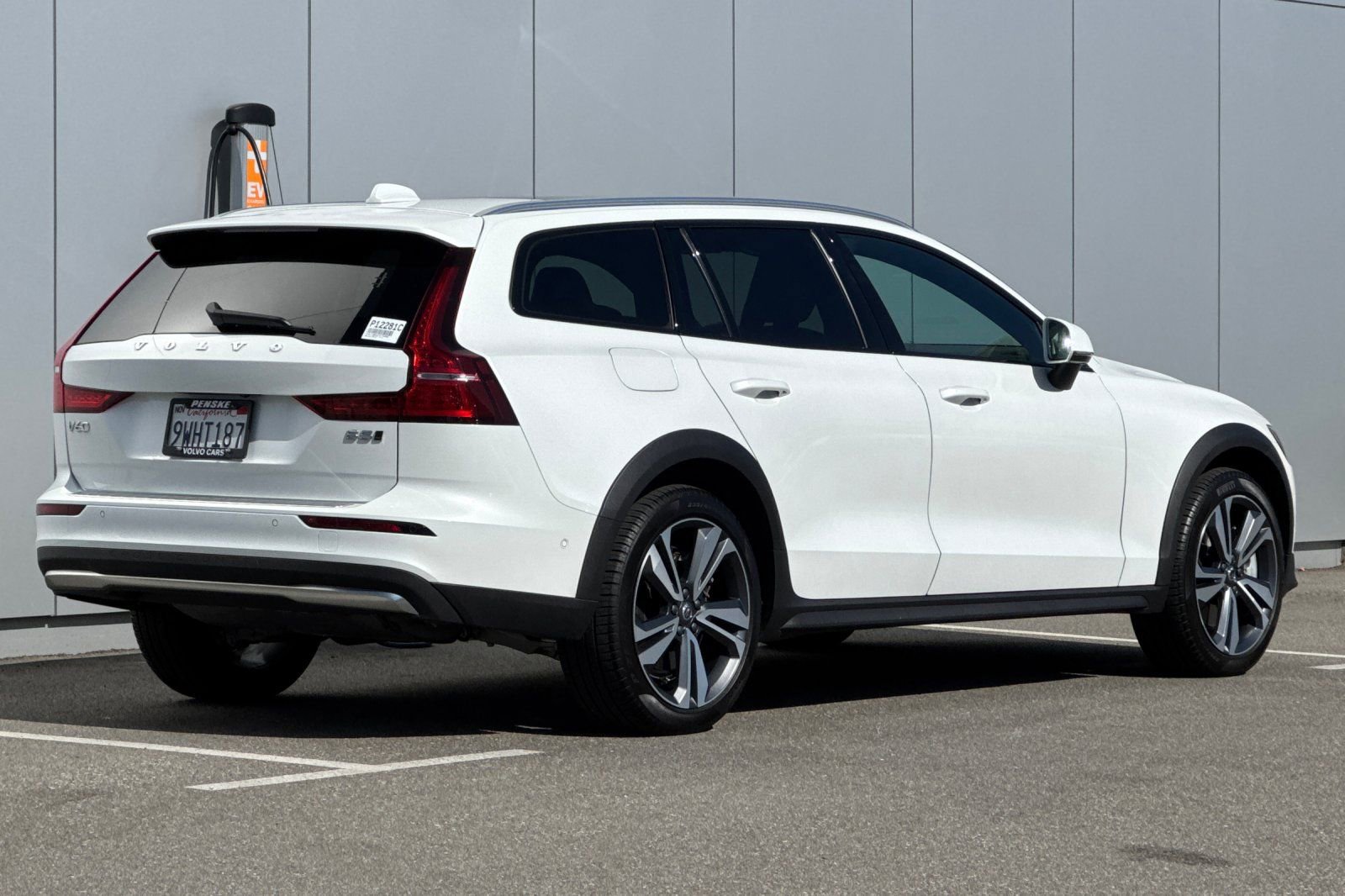 Certified 2026 Volvo V60 B5 Cross Country Plus w/ Climate Package AWD/4WD image 5