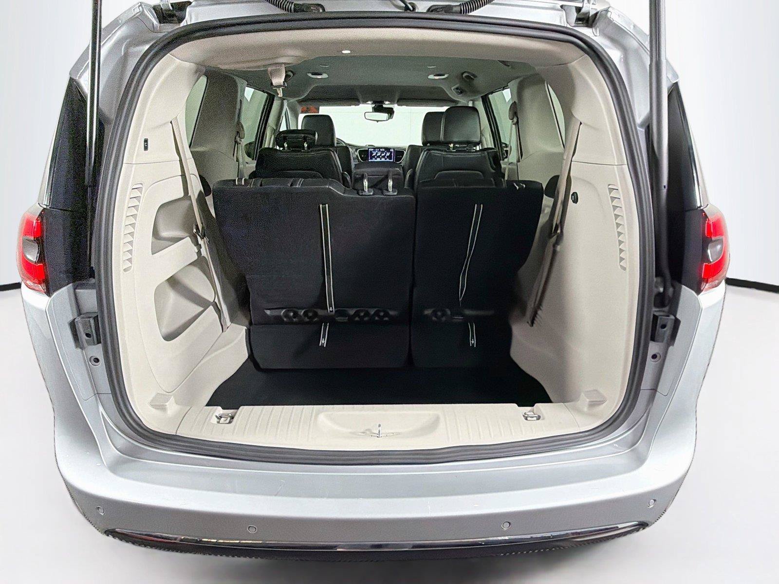 Used 2024 Chrysler Pacifica Touring-L FWD image 14