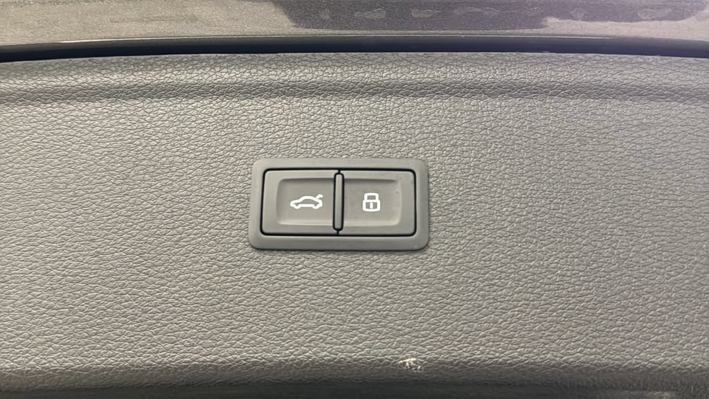 Used 2022 Audi Q5 e Premium Plus w/ Premium Plus Package AWD/4WD image 31