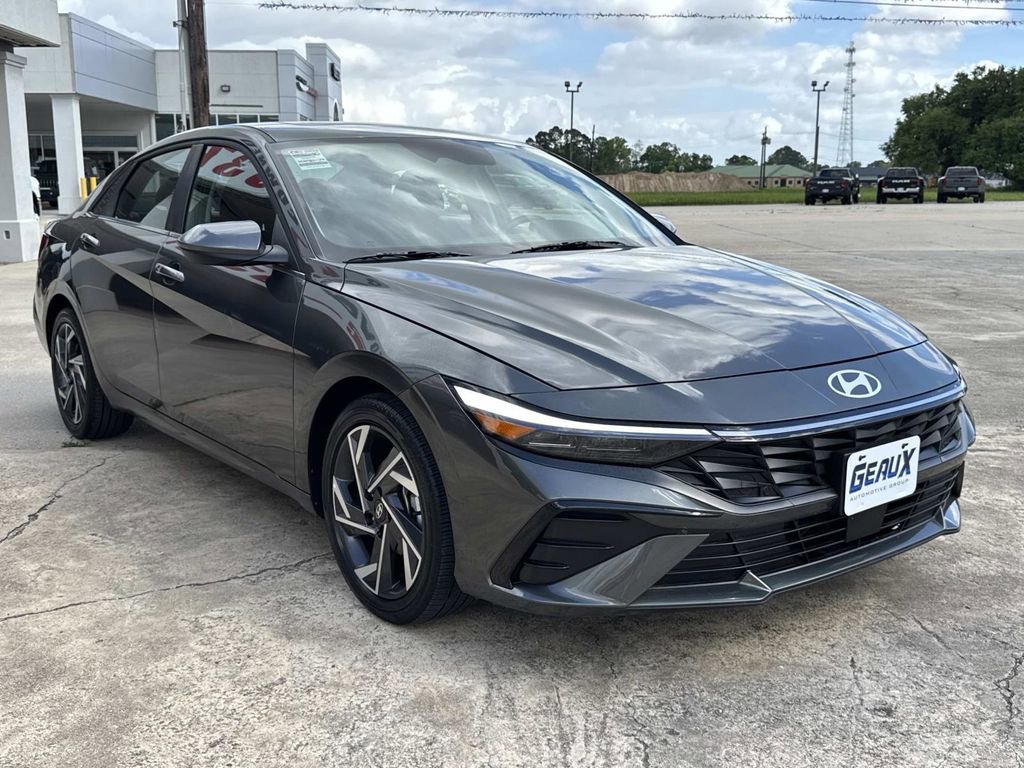 Used 2025 Hyundai Elantra SEL image 2