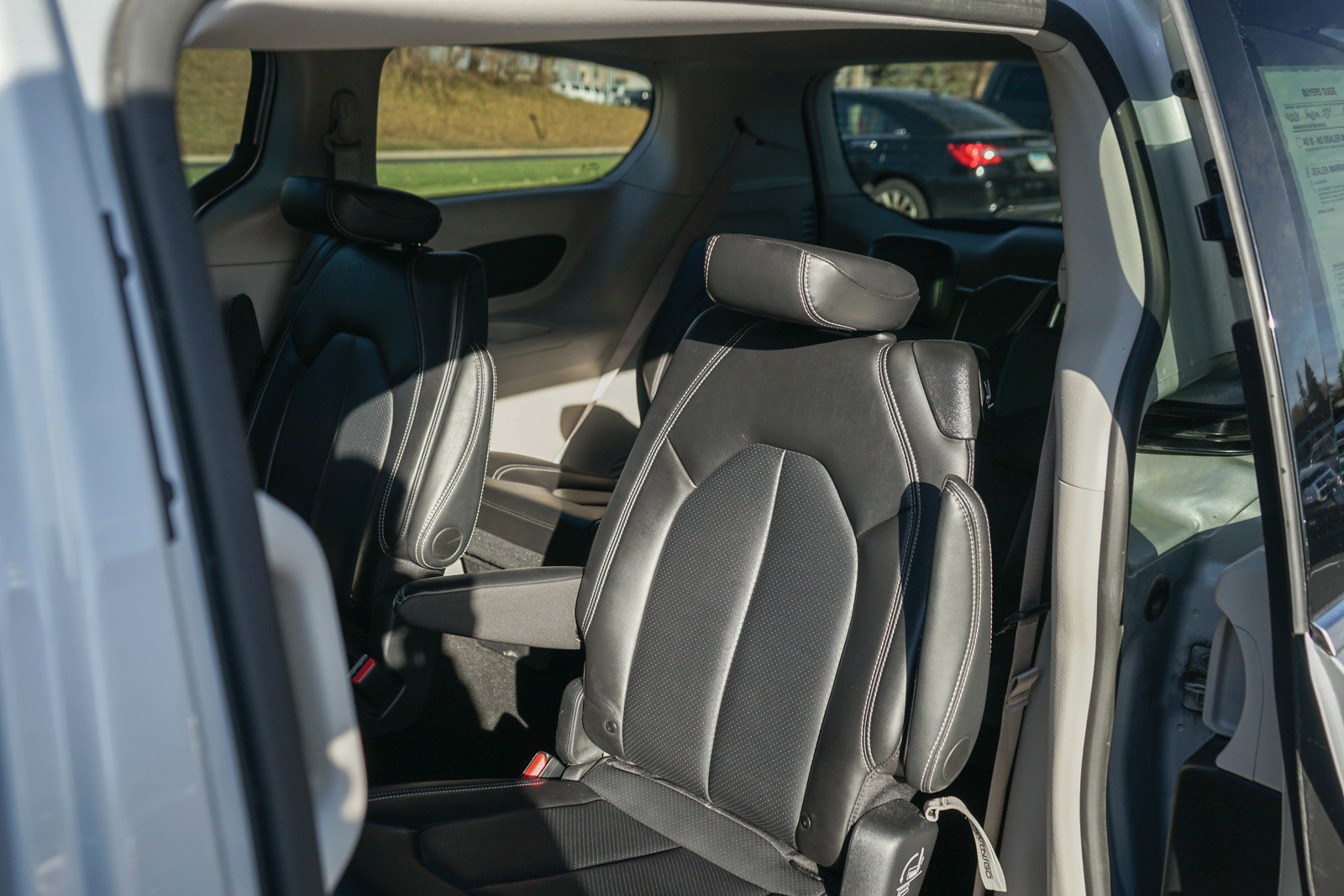 Used 2024 Chrysler Pacifica Touring-L image 29