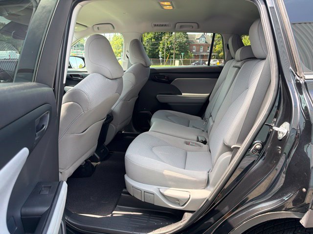 Used 2021 Toyota Highlander LE AWD/4WD image 15