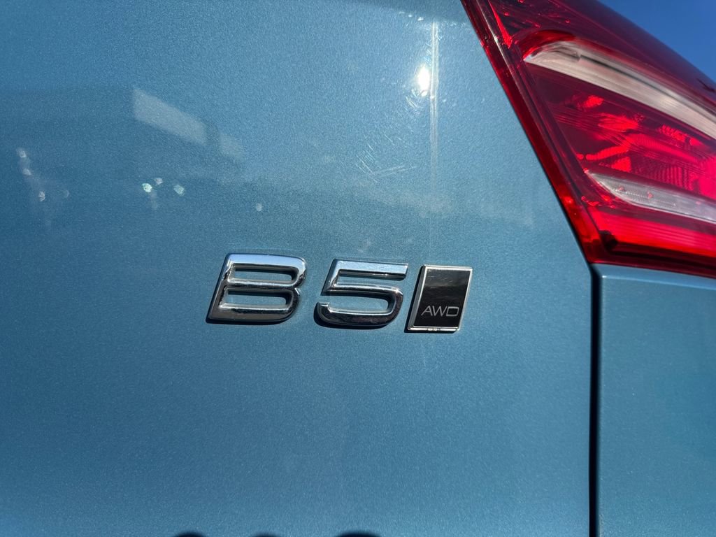 Certified 2025 Volvo XC40 B5 Core image 9