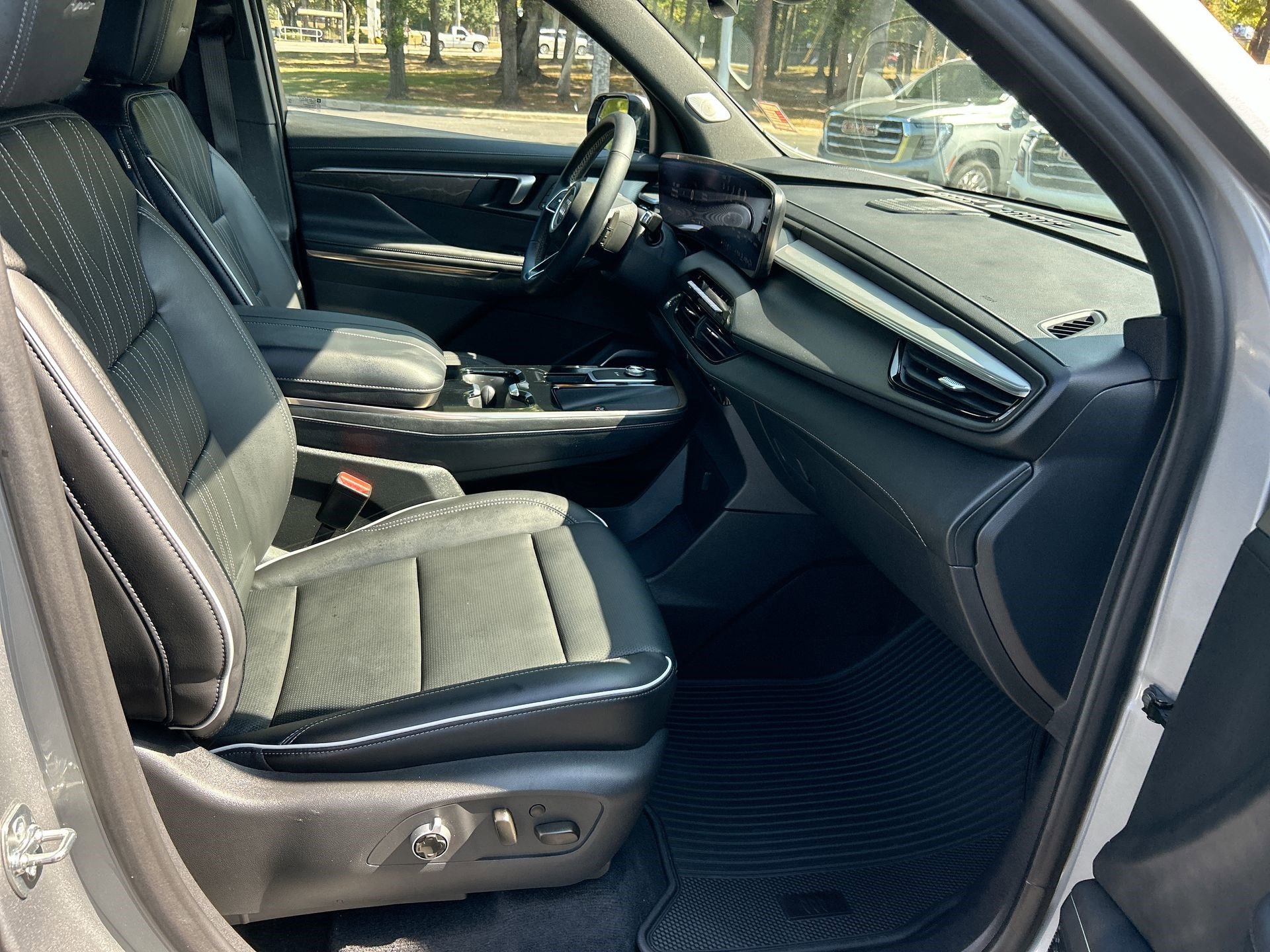 Used 2025 Buick Enclave Avenir image 22