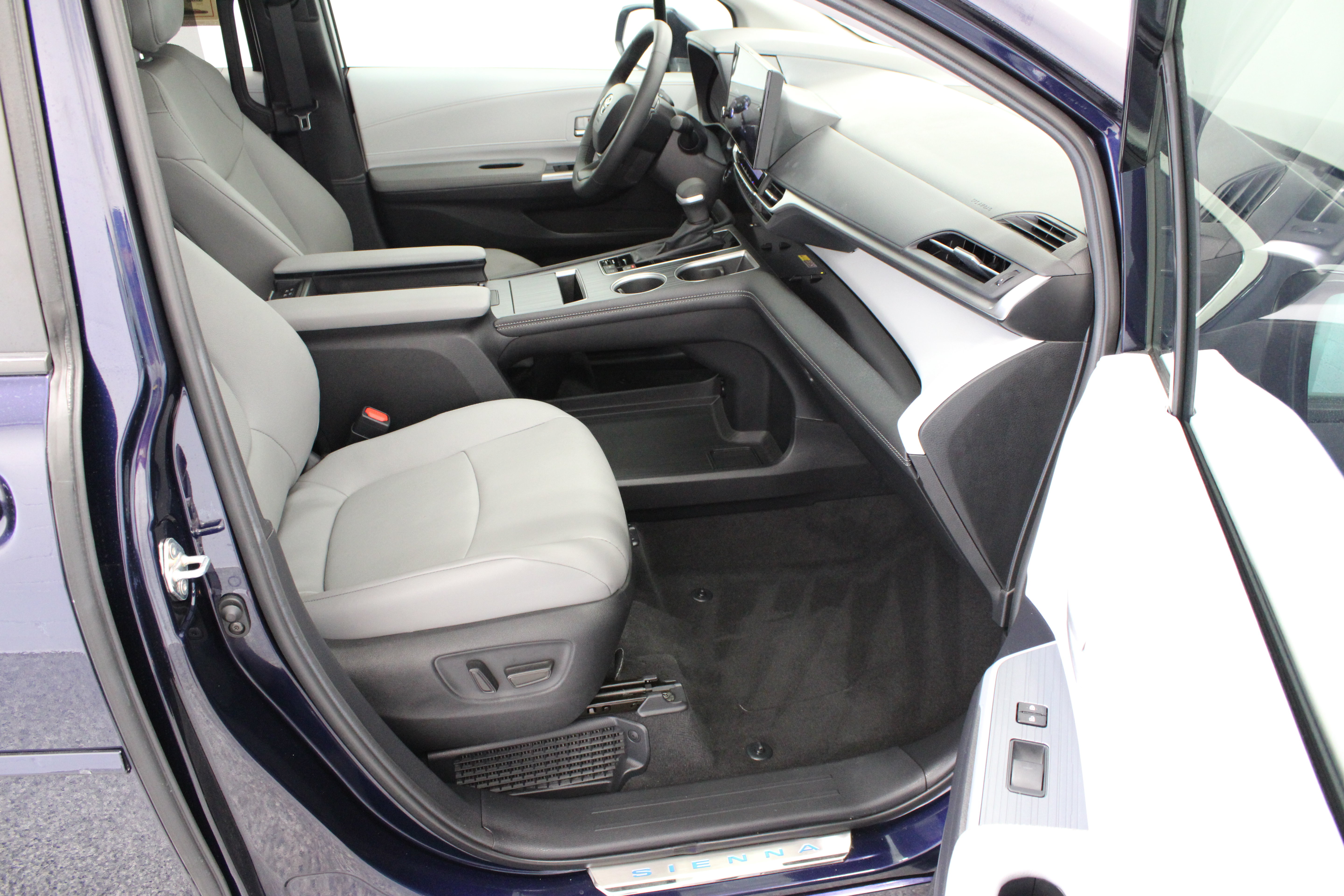 Certified 2026 Toyota Sienna XLE FWD image 38