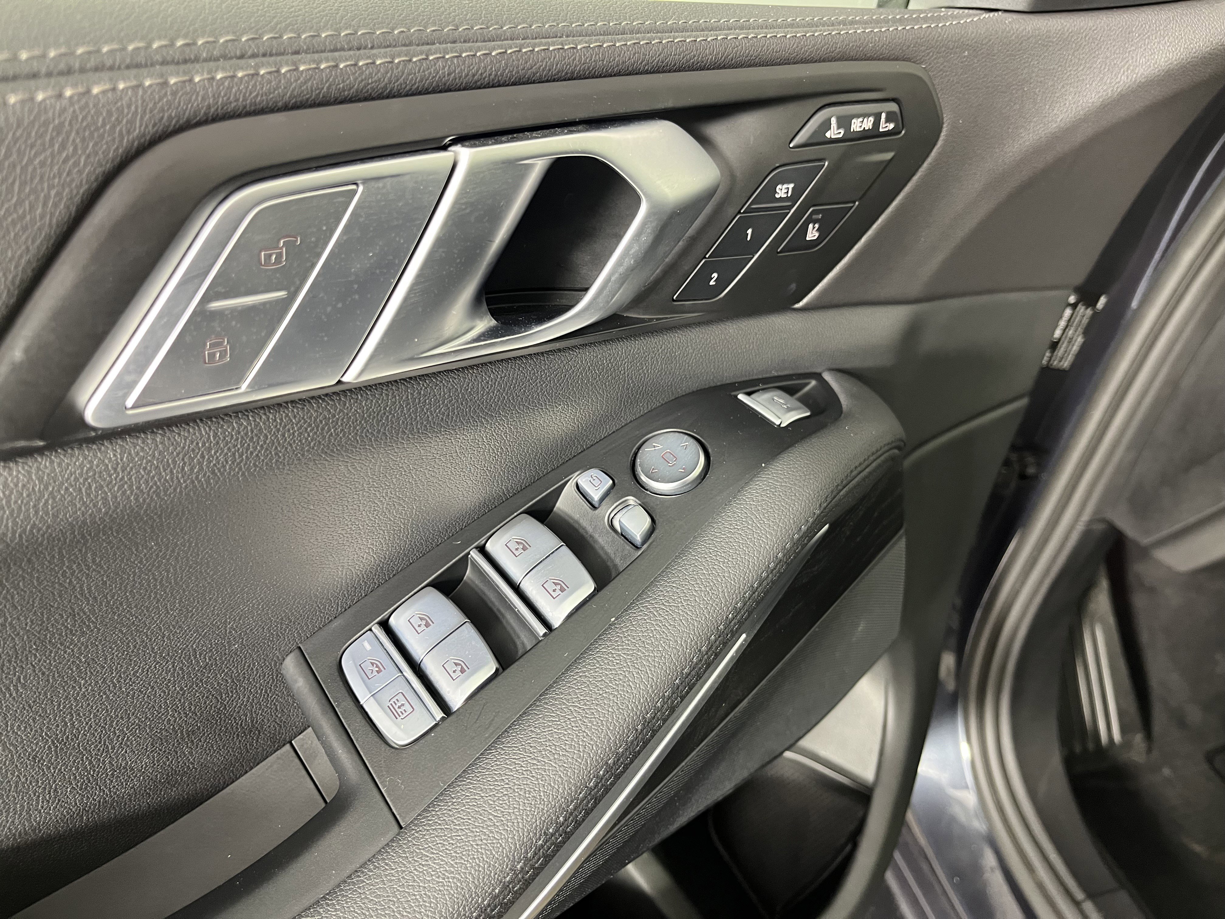 Used 2022 BMW X7 xDrive40i w/ Premium Package image 19