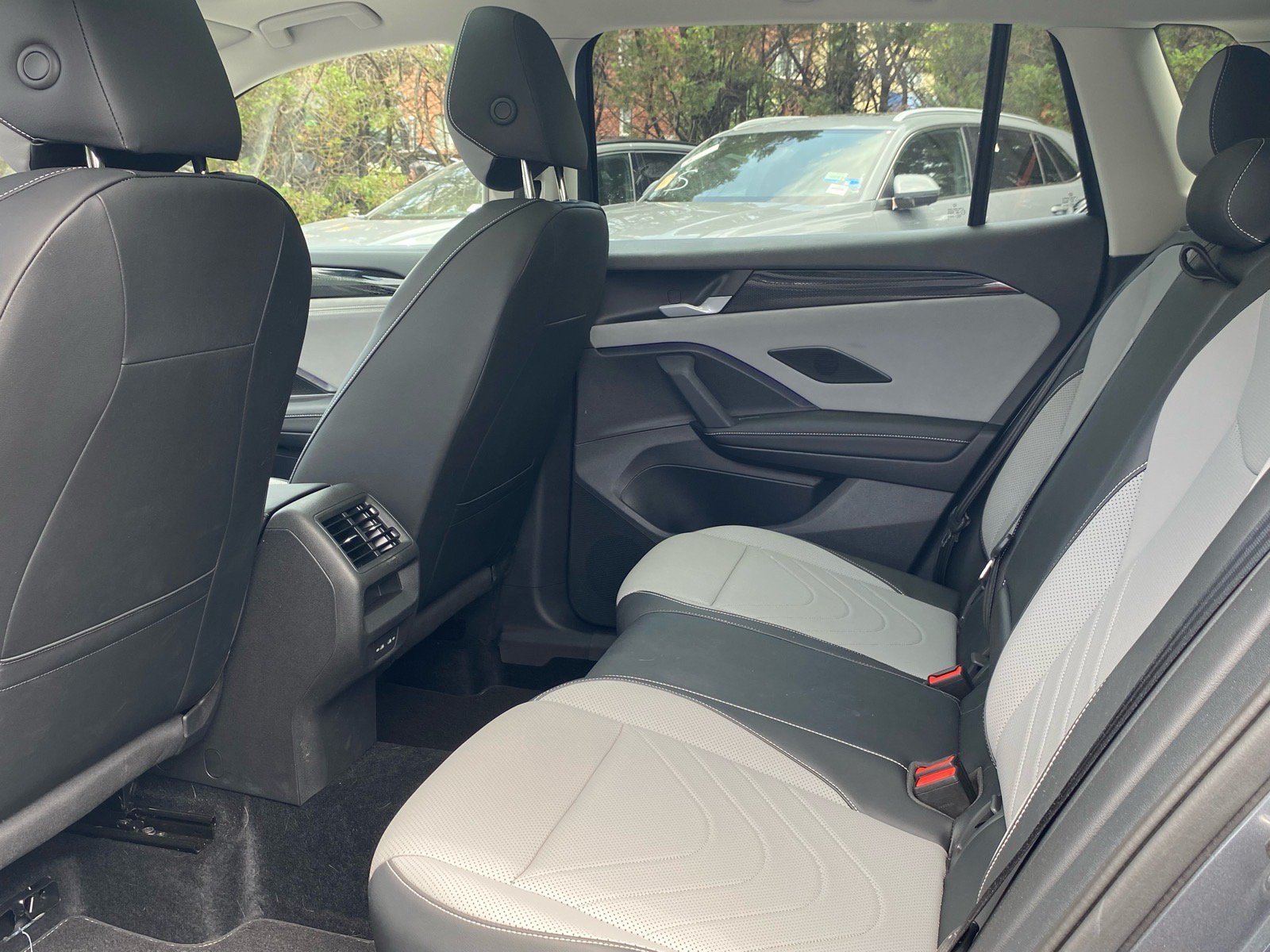 New 2026 Volkswagen Tiguan SE R-Line FWD image 10