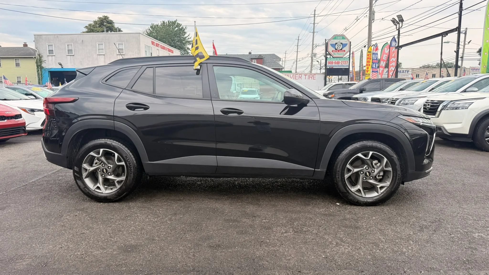 Used 2025 Chevrolet Trax LT FWD image 11