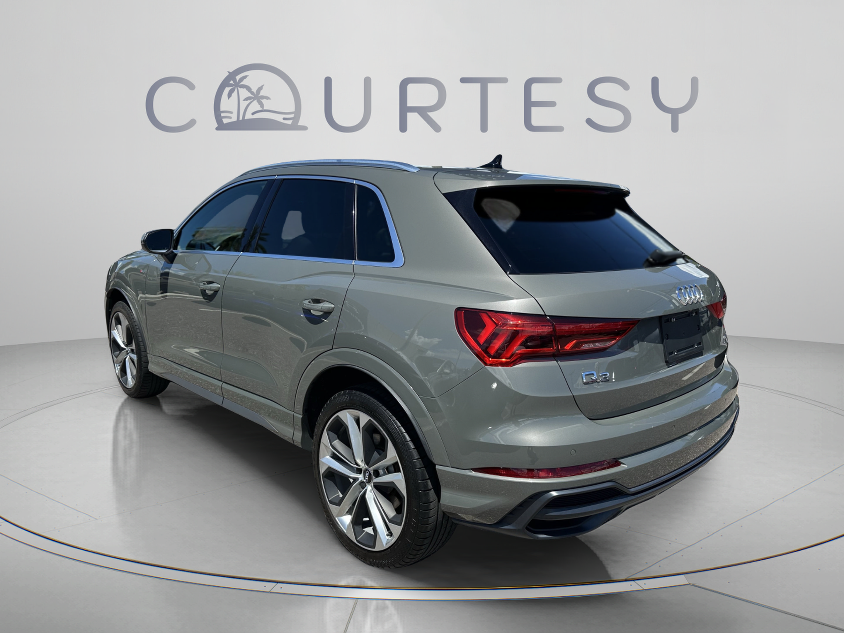 Used 2019 Audi Q3 2.0T Premium Plus w/ Premium Plus Package AWD/4WD image 3