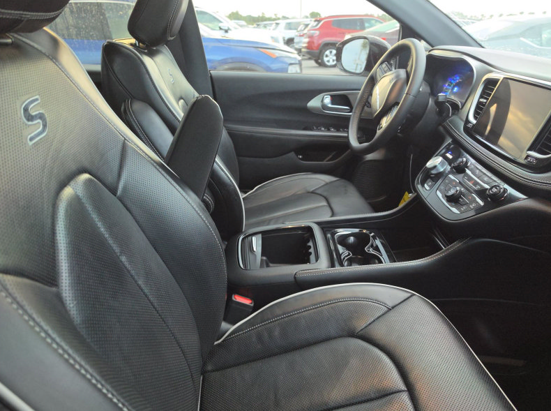 Used 2024 Chrysler Pacifica Premium FWD image 10
