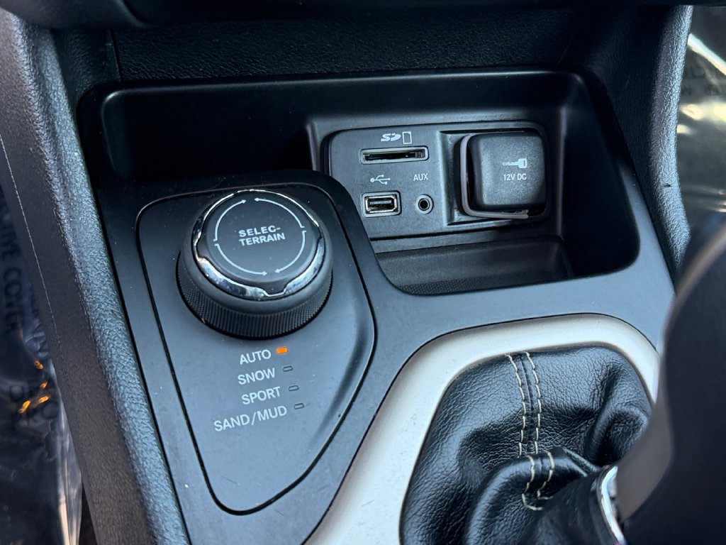 Used 2016 Jeep Cherokee Latitude w/ Cold Weather Group AWD/4WD image 23